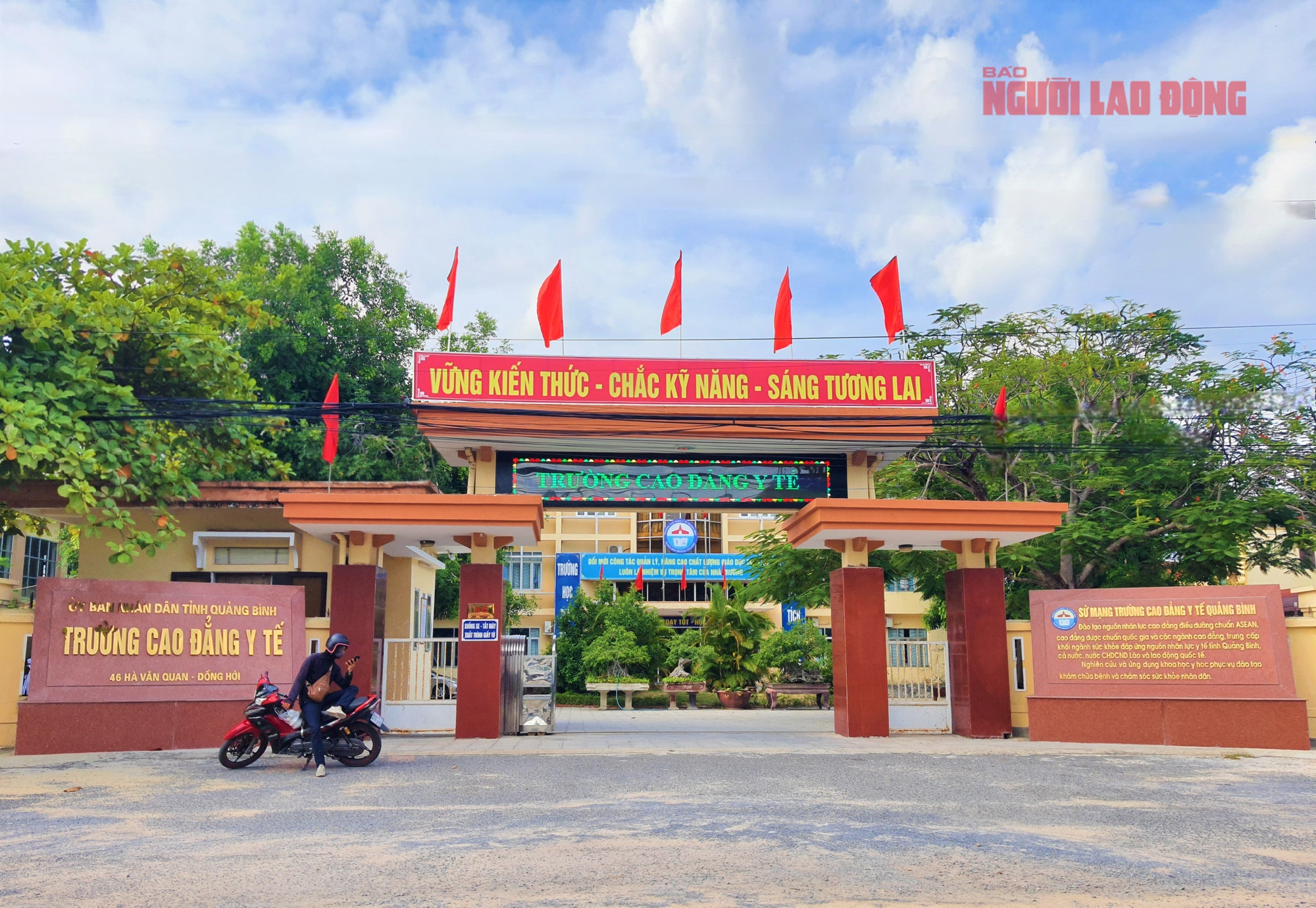 L&ugrave;m x&ugrave;m ở Trường CĐ Y tế Quảng B&igrave;nh: Cho trường &ldquo;mượn&rdquo; 10-20 triệu đồng khi được tuyển dụng!- Ảnh 1.