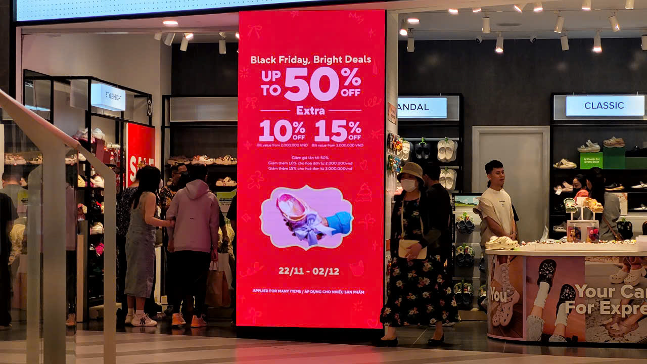 Hình ảnh mua sắm khác lạ trong ngày "sale sập sàn" Black Friday- Ảnh 1.