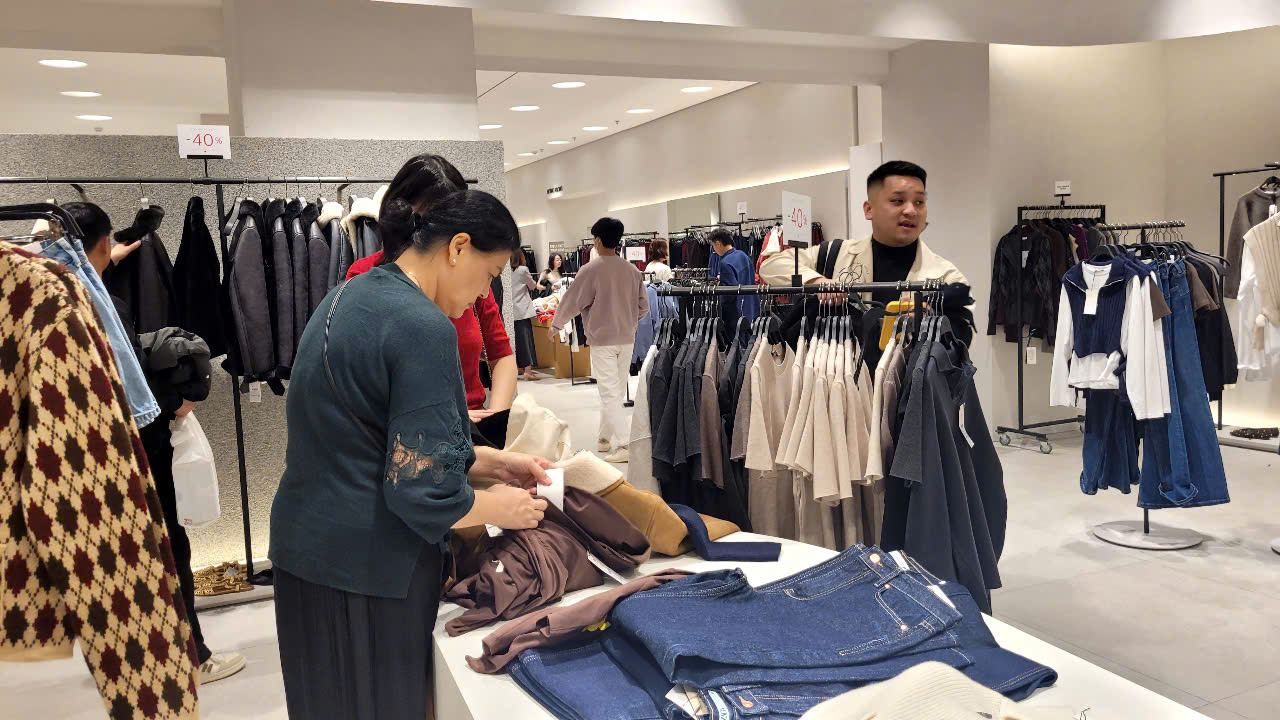 Hình ảnh mua sắm khác lạ trong ngày "sale sập sàn" Black Friday- Ảnh 8.