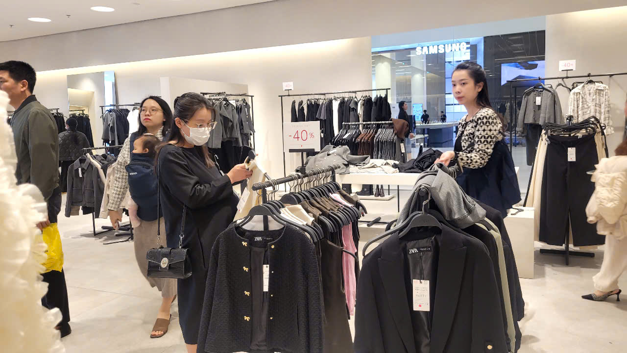 Hình ảnh mua sắm khác lạ trong ngày "sale sập sàn" Black Friday- Ảnh 9.
