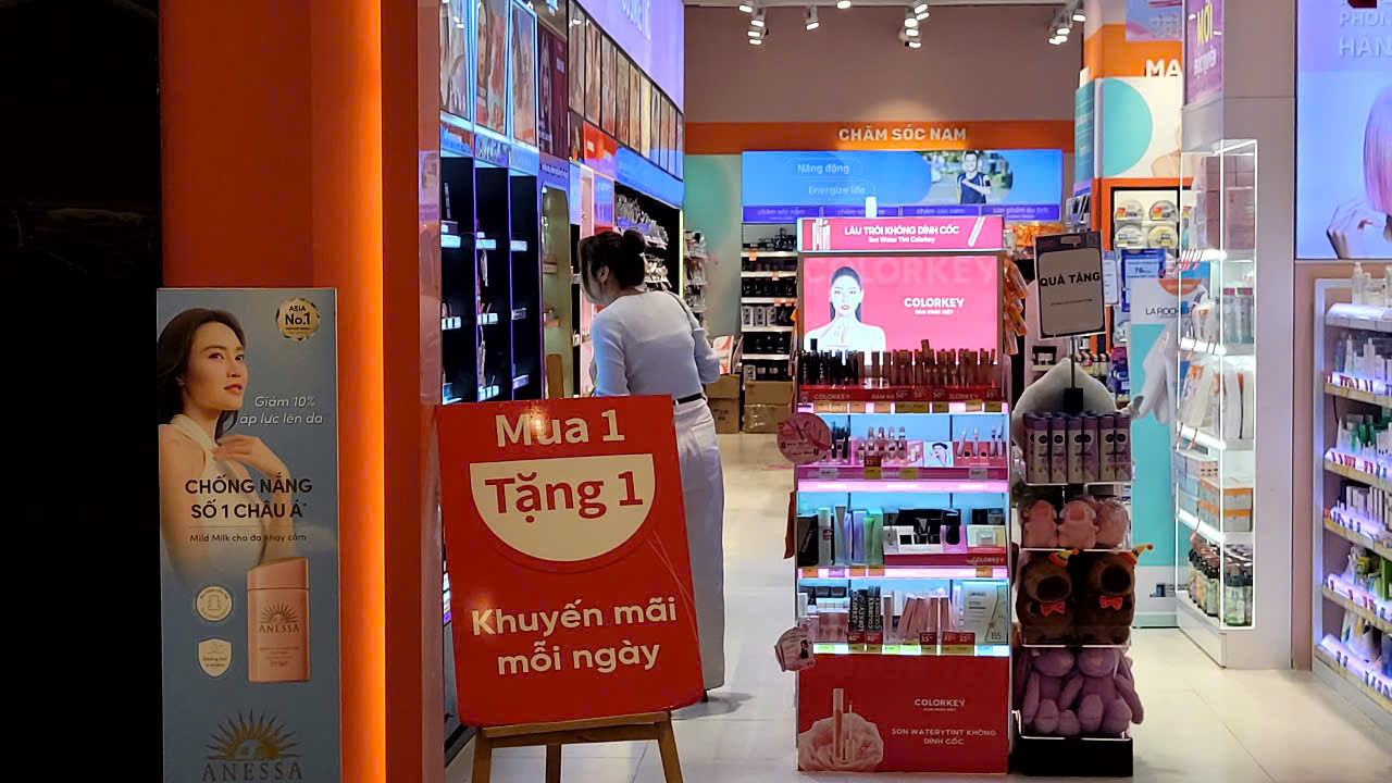 Hình ảnh mua sắm khác lạ trong ngày "sale sập sàn" Black Friday- Ảnh 2.