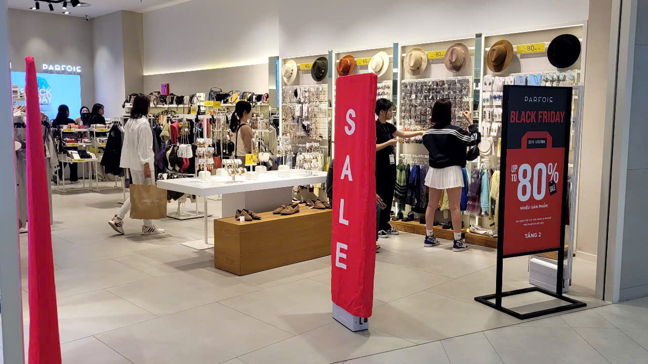 Hình ảnh mua sắm khác lạ trong ngày "sale sập sàn" Black Friday- Ảnh 3.