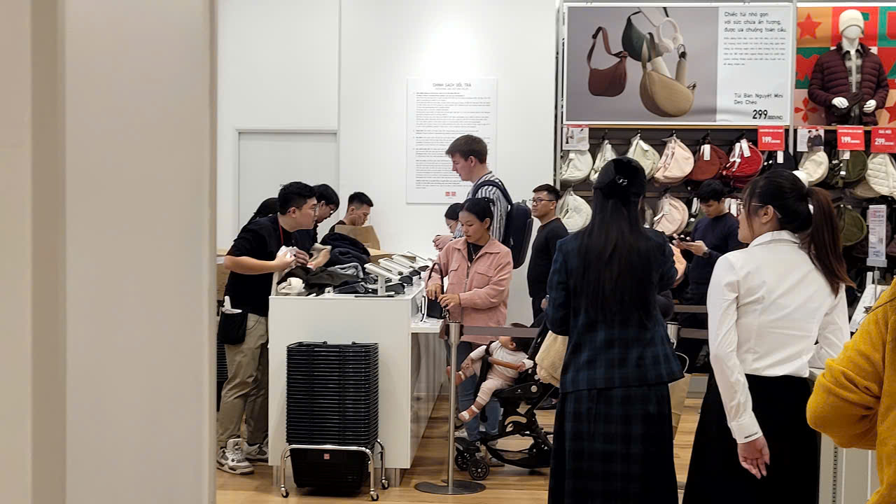 Hình ảnh mua sắm khác lạ trong ngày "sale sập sàn" Black Friday- Ảnh 5.