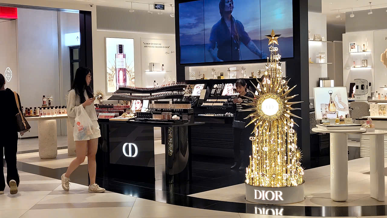Hình ảnh mua sắm khác lạ trong ngày "sale sập sàn" Black Friday- Ảnh 6.