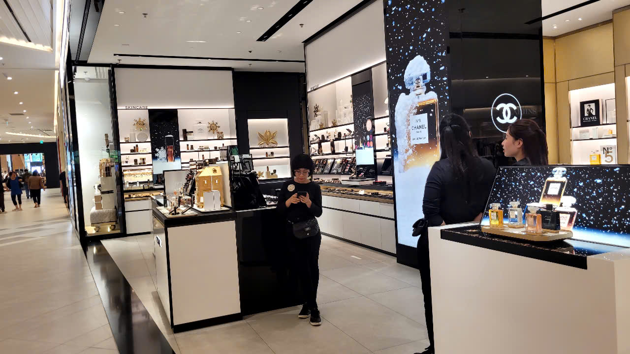 Hình ảnh mua sắm khác lạ trong ngày "sale sập sàn" Black Friday- Ảnh 7.