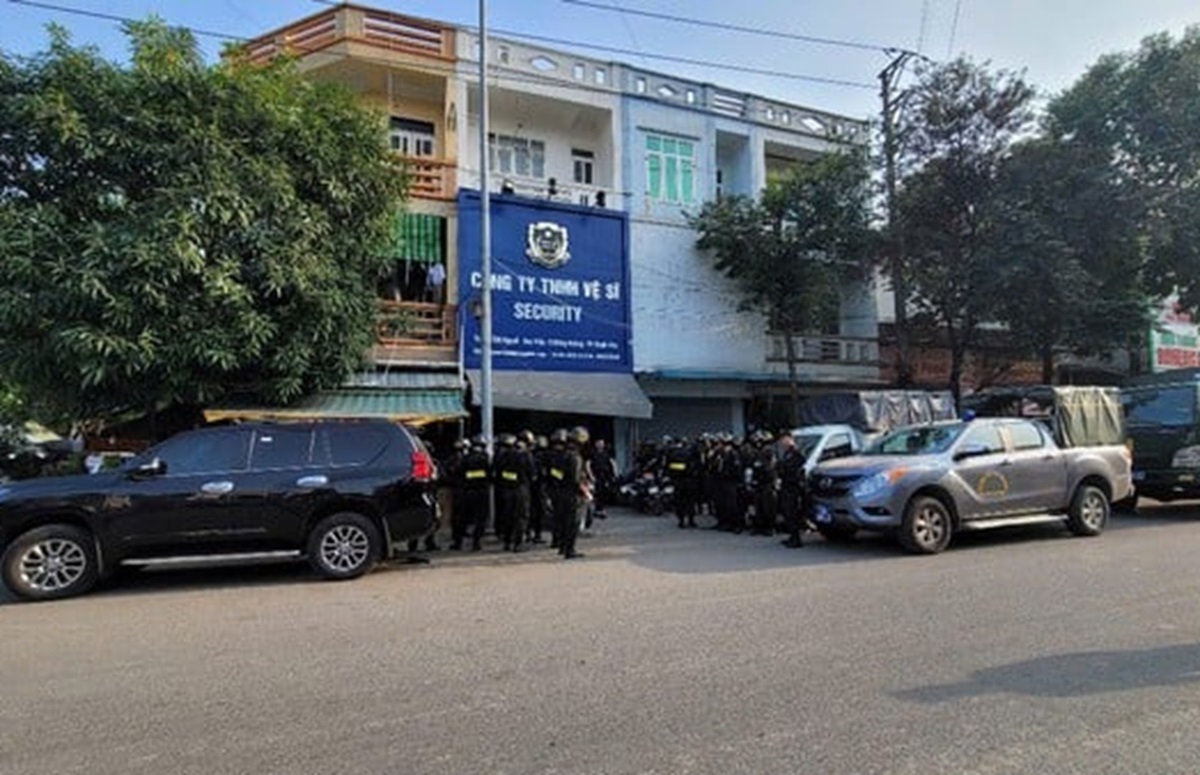Tạm giữ nh&oacute;m "vệ sĩ" dẹp đường cho đo&agrave;n xe đ&aacute;m cưới g&acirc;y x&ocirc;n xao ở Thanh H&oacute;a- Ảnh 3.