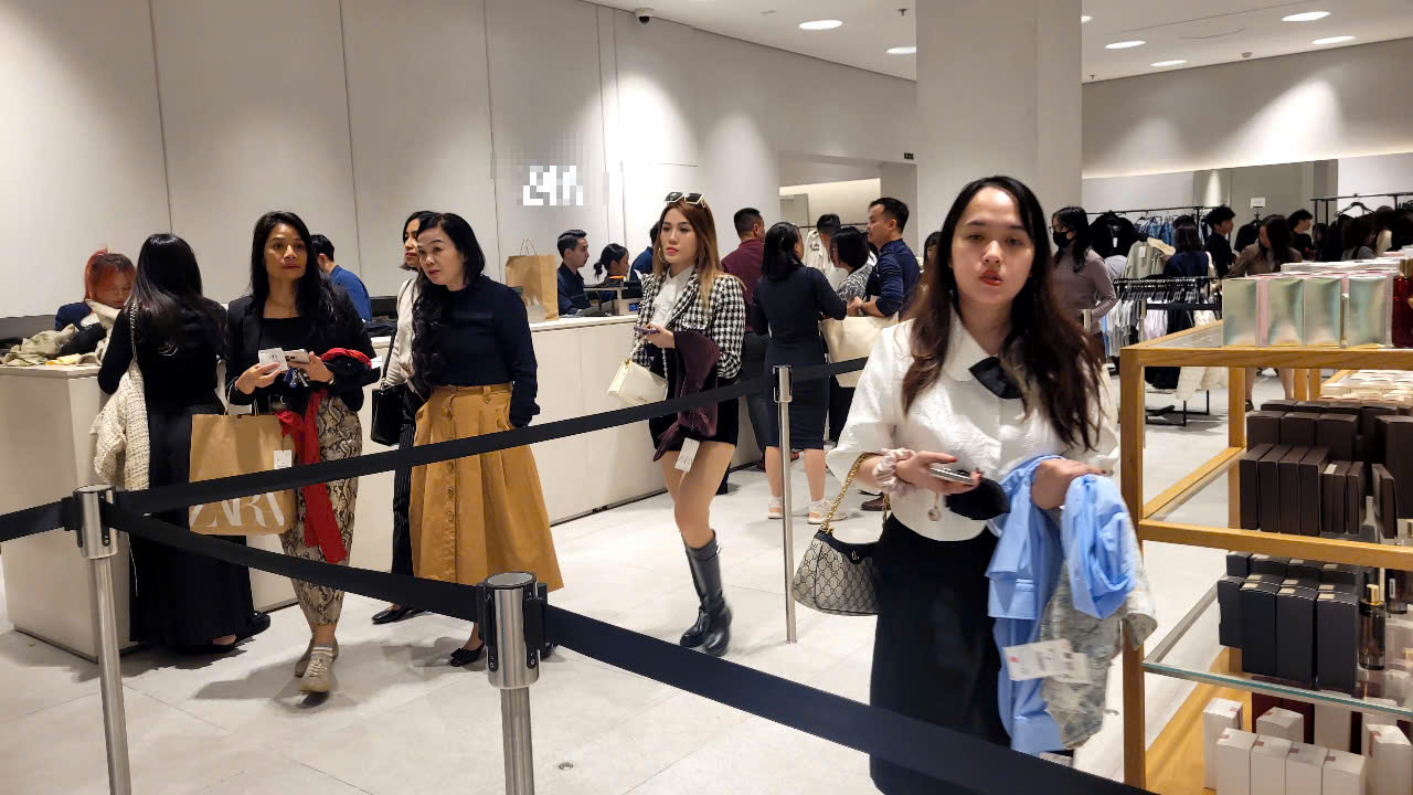 Hình ảnh mua sắm khác lạ trong ngày "sale sập sàn" Black Friday- Ảnh 10.