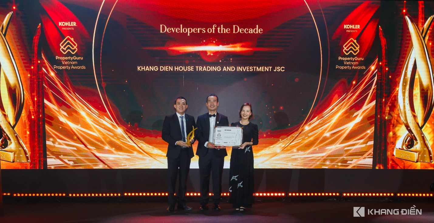 Tập đoàn Khang Điền: Tự hào thương hiệu quốc gia- Ảnh 3. C:\KHANHDUONG\Awards\2024\VN Property Awards\Chọn hình Property Awards\Nhận giải trên sân khấu.jpg