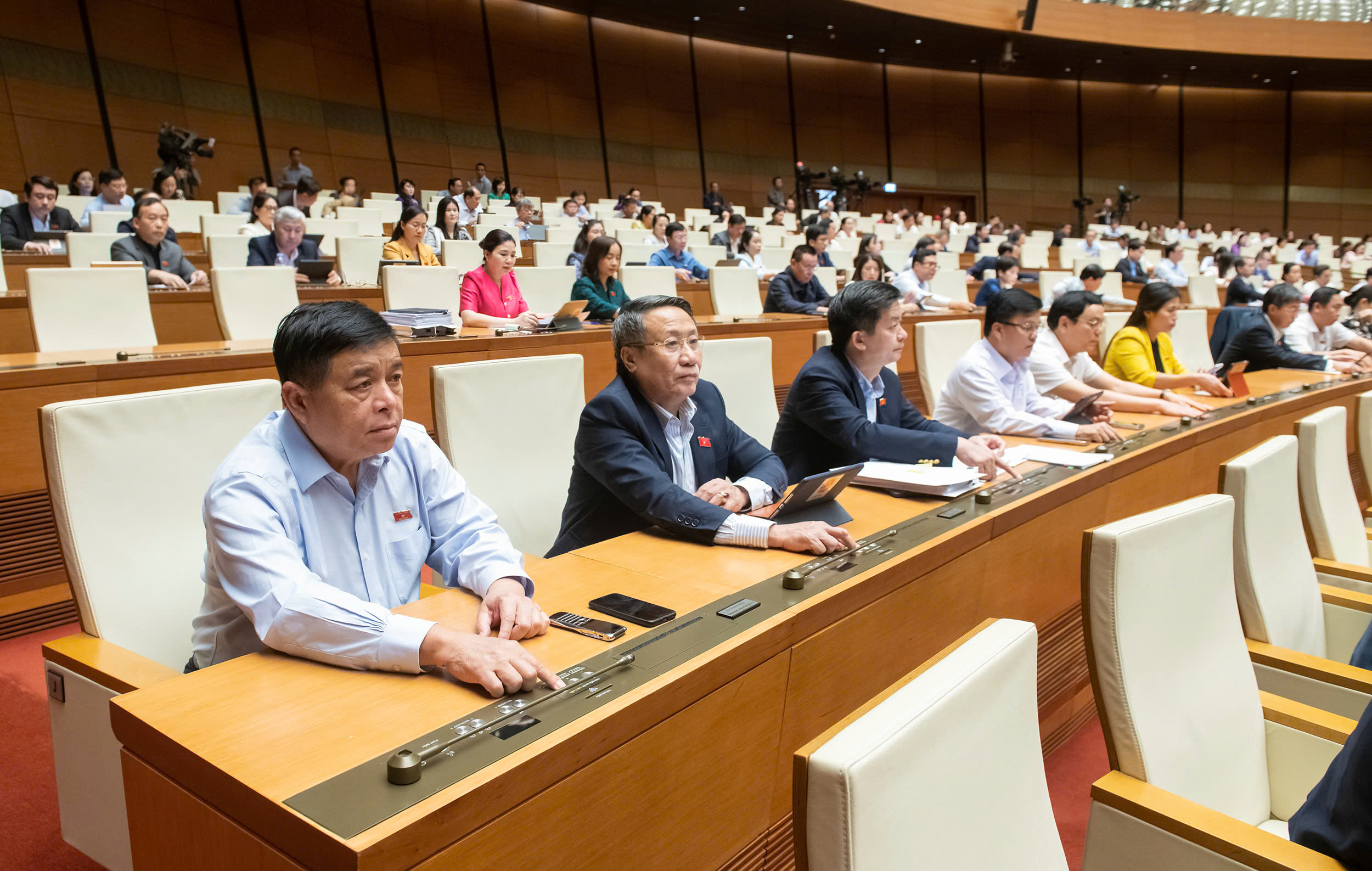 Quốc hội th&ocirc;ng qua Luật, quy định chi tiết h&agrave;nh vi thao t&uacute;ng thị trường chứng kho&aacute;n- Ảnh 1.