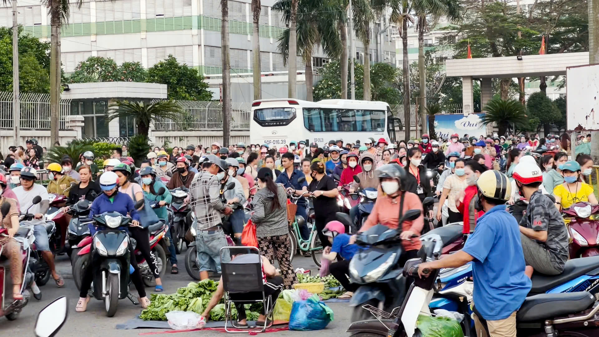 Công nhân bỏ phố về quê, nhà trọ ế ẩm- Ảnh 1.