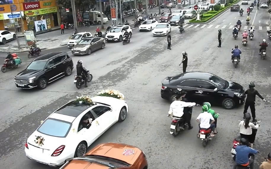 Xôn xao nhóm "vệ sĩ" dẹp đường cho đoàn xe đám cưới ở Thanh Hóa