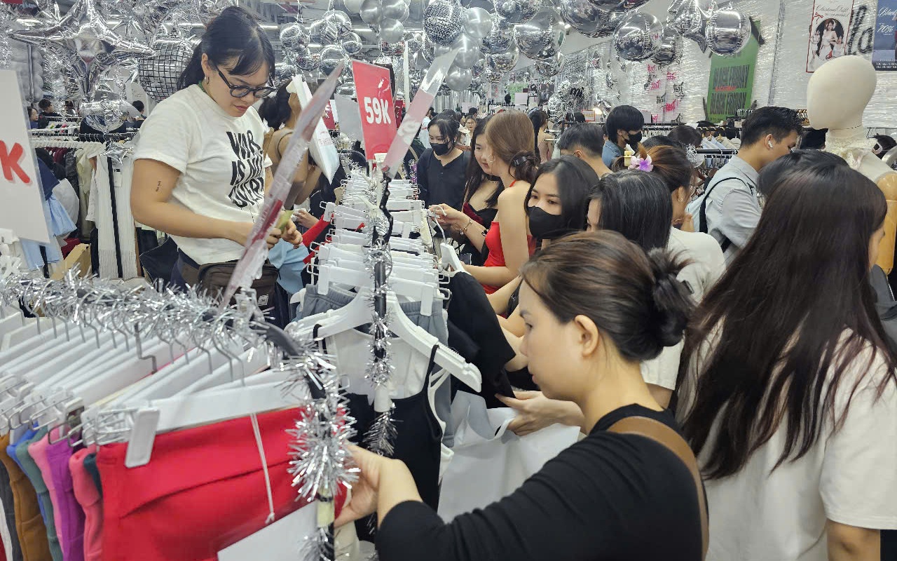 Nhộn nhịp khách mua sắm dịp Black Friday
