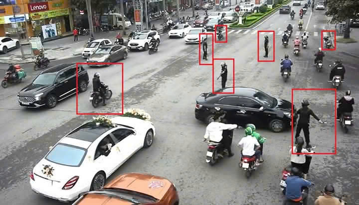 Tạm giữ nh&oacute;m "vệ sĩ" dẹp đường cho đo&agrave;n xe đ&aacute;m cưới g&acirc;y x&ocirc;n xao ở Thanh H&oacute;a- Ảnh 2.