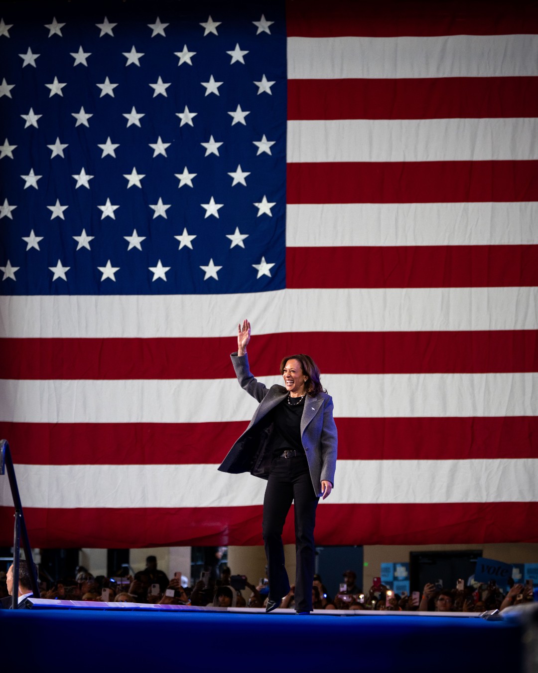 Chạy đua với &ocirc;ng Trump ở c&aacute;c bang chiến trường, b&agrave; Harris bứt ph&aacute; ph&uacute;t cuối?- Ảnh 1.