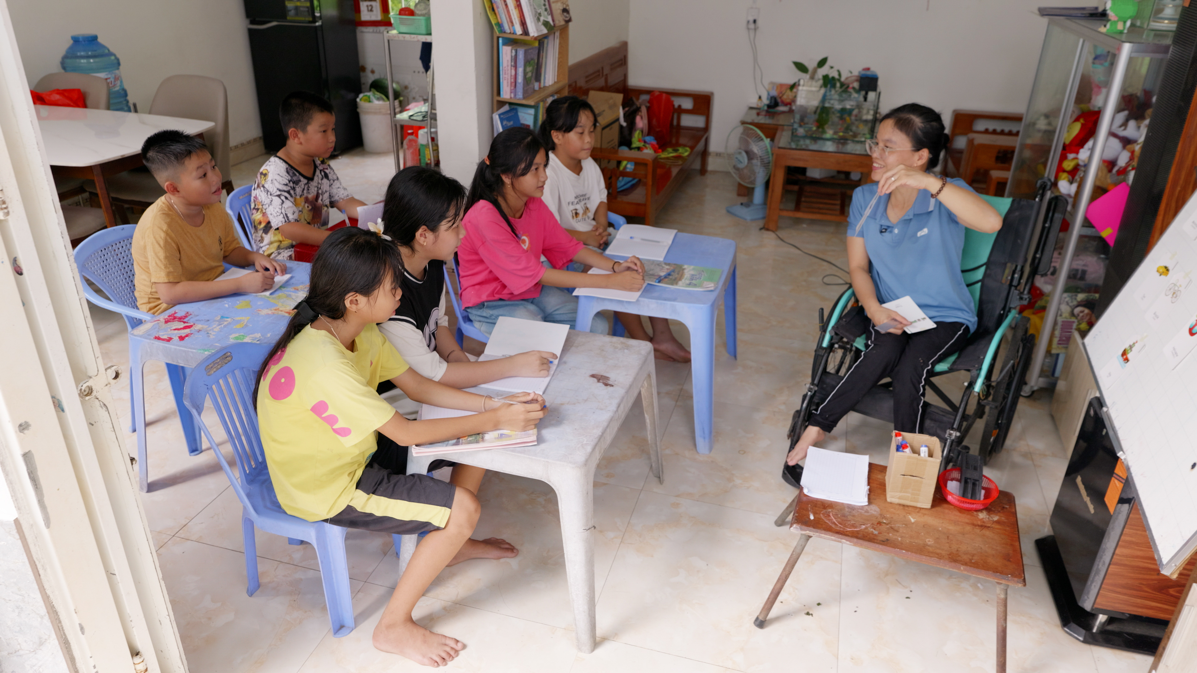 Người thầy k&iacute;nh y&ecirc;u: K&igrave;nh ngư khuyết tật miệt m&agrave;i gieo chữ miễn ph&iacute;- Ảnh 2.