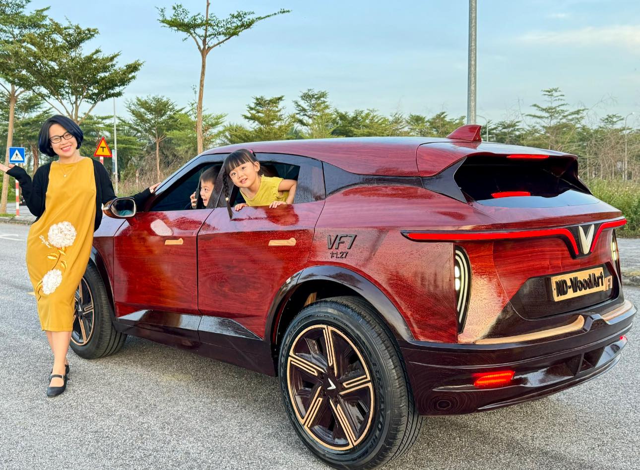 V&igrave; sao người đ&agrave;n &ocirc;ng ở Bắc Ninh quyết chế tạo xe Vinfast VF7 bằng gỗ?- Ảnh 1.