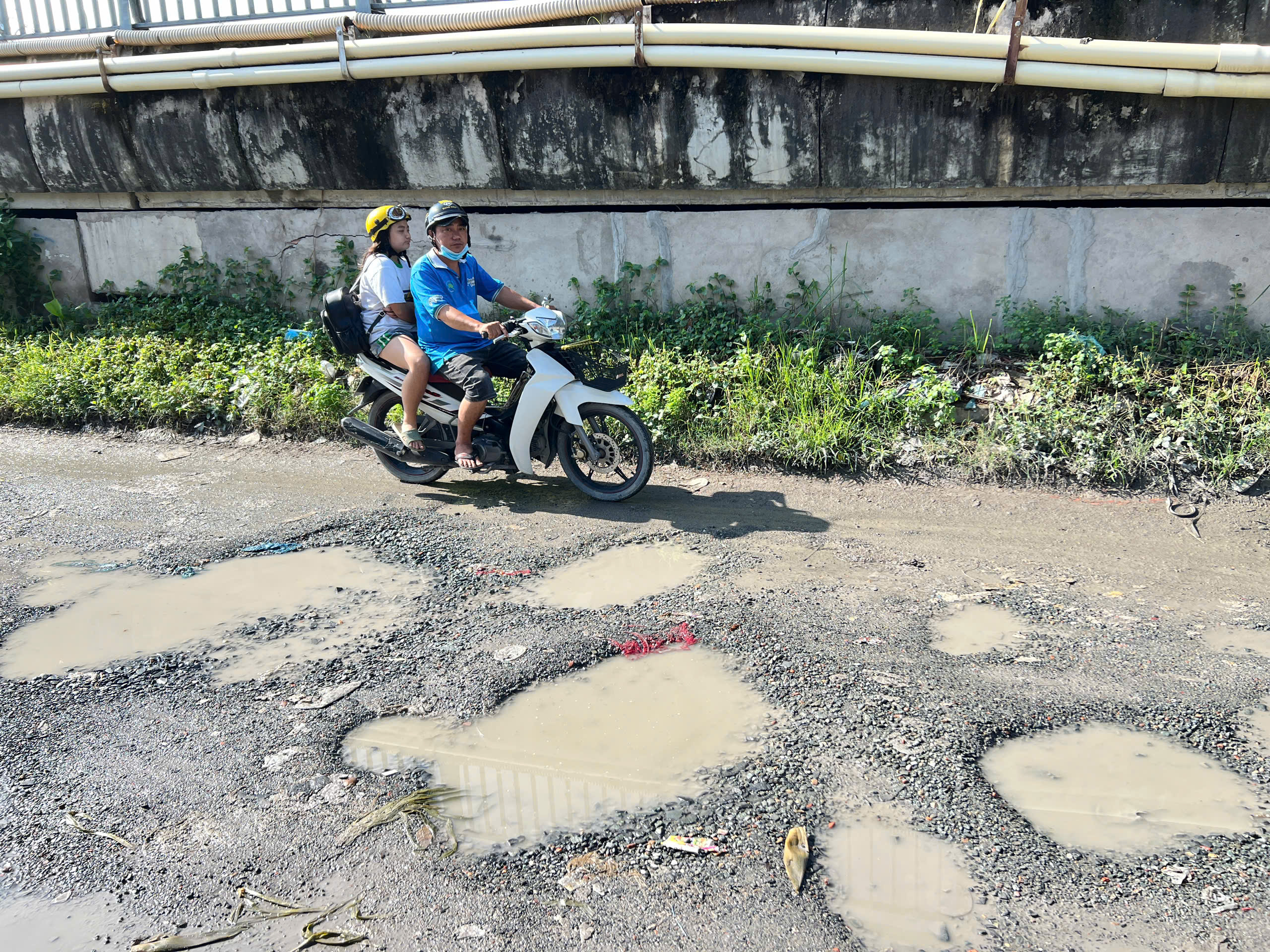 Cửa ngõ vào Cần Thơ xấu xí vì đường chỉ 200 m nhưng đầy