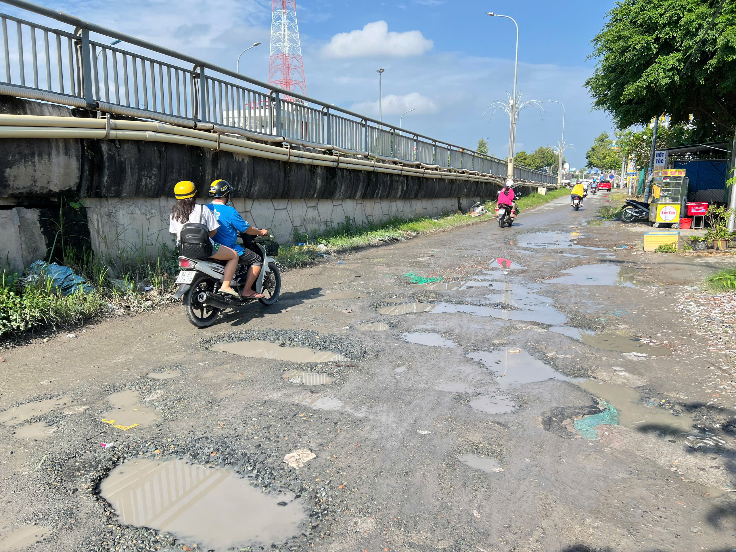 Cửa ngõ vào Cần Thơ xấu xí vì đường chỉ 200 m nhưng đầy