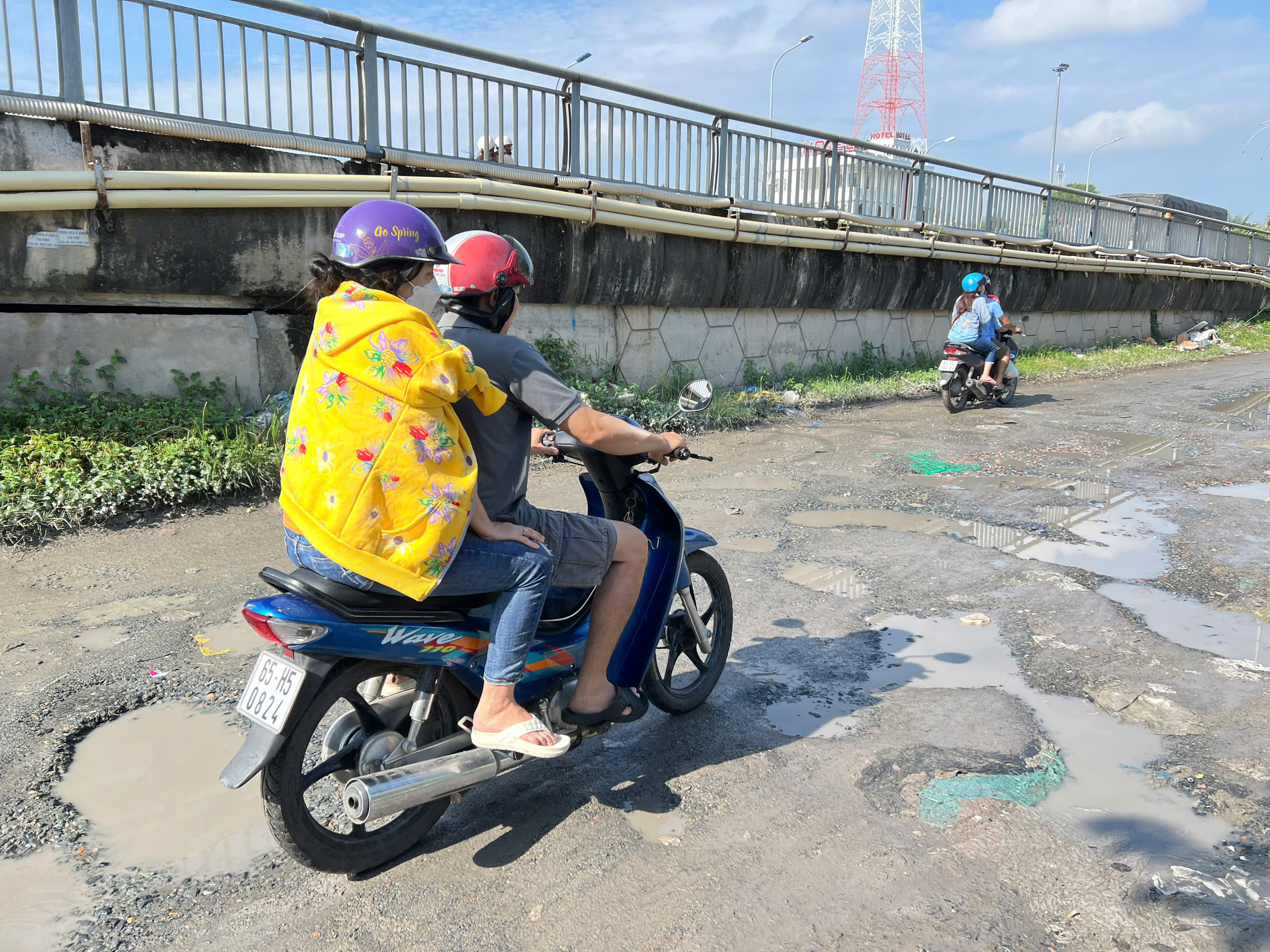 Cửa ngõ vào Cần Thơ xấu xí vì đường chỉ 200 m nhưng đầy