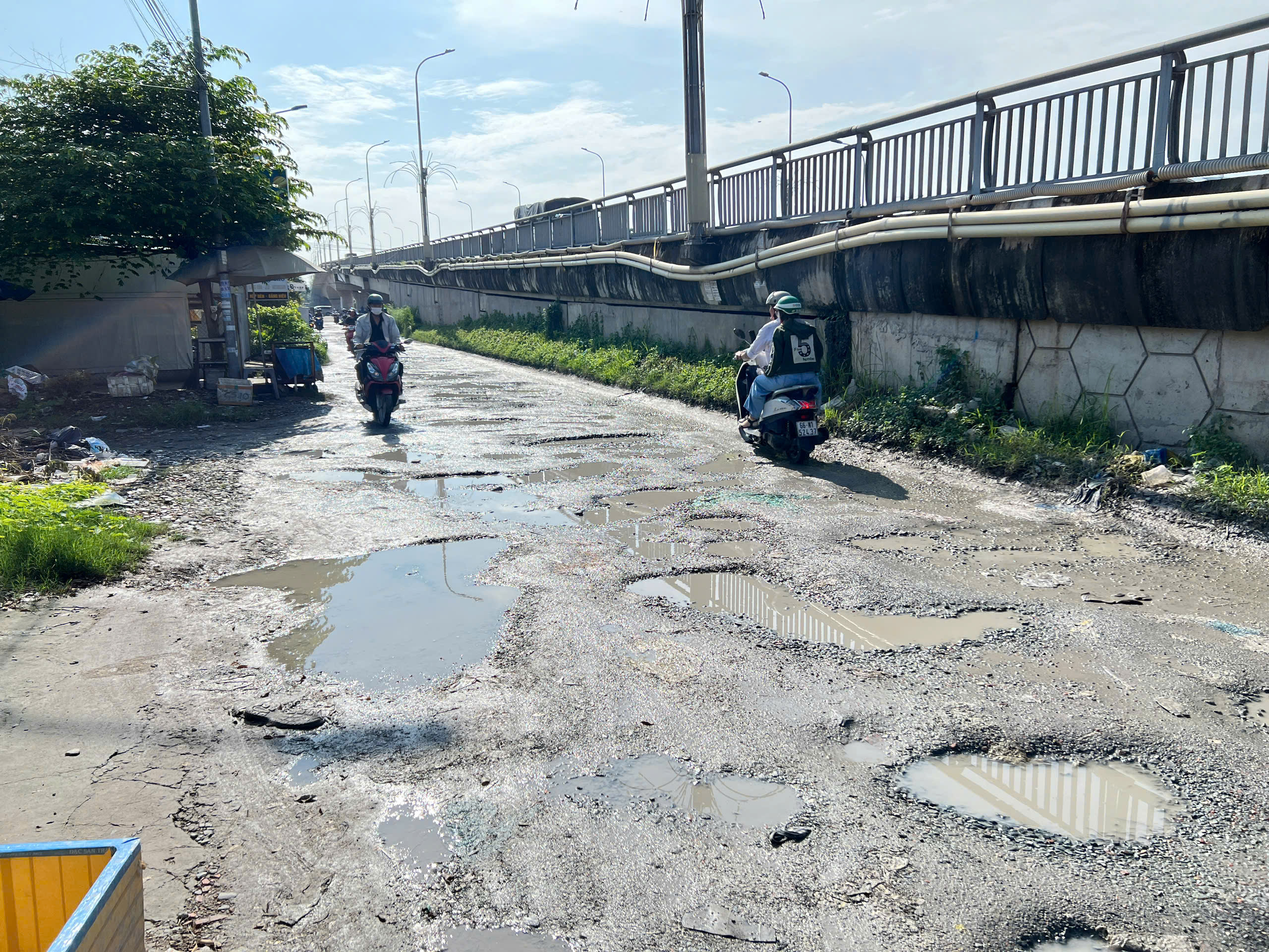 Cửa ngõ vào Cần Thơ xấu xí vì đường chỉ 200 m nhưng đầy