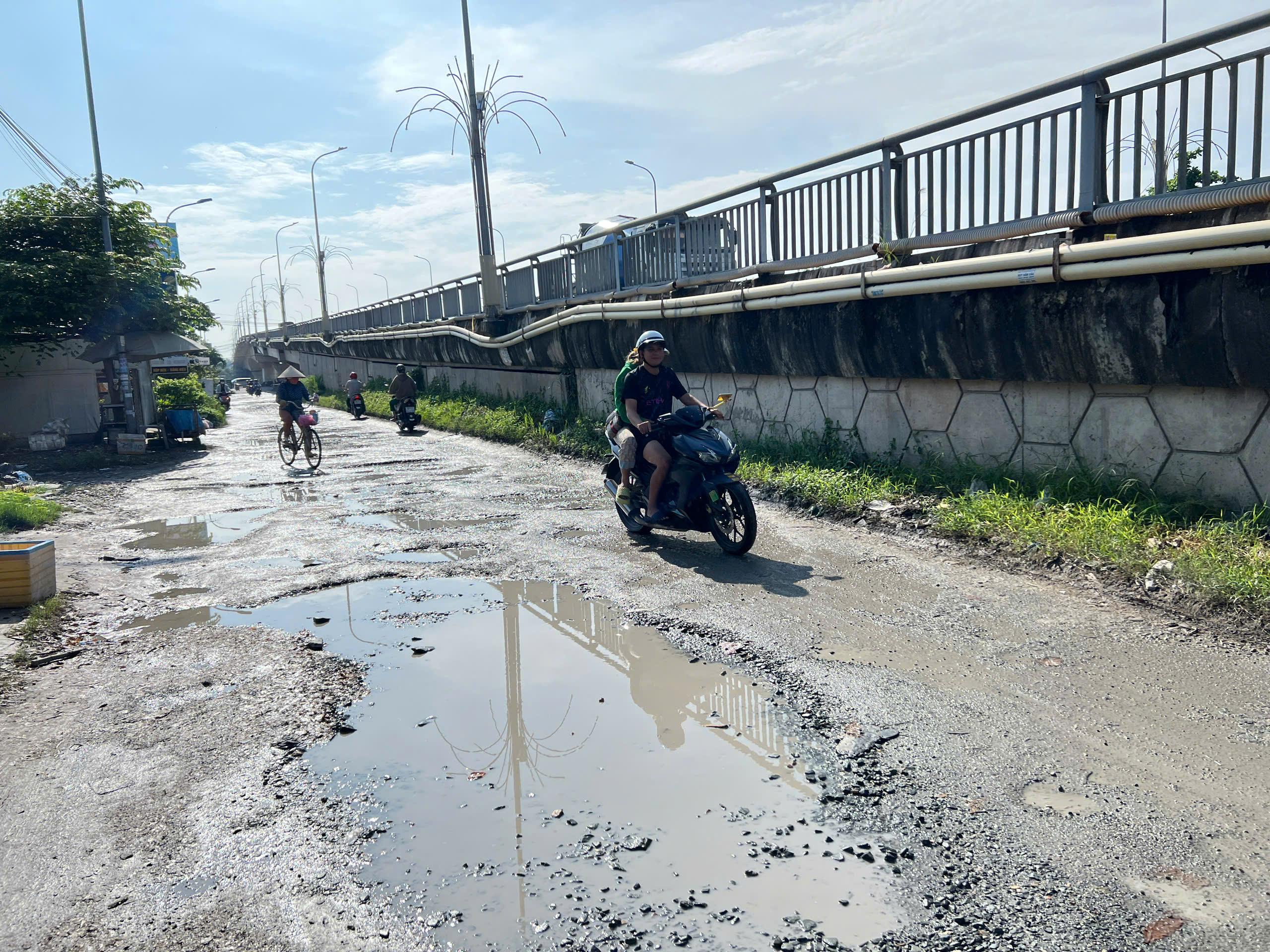 Cửa ngõ vào Cần Thơ xấu xí vì đường chỉ 200 m nhưng đầy