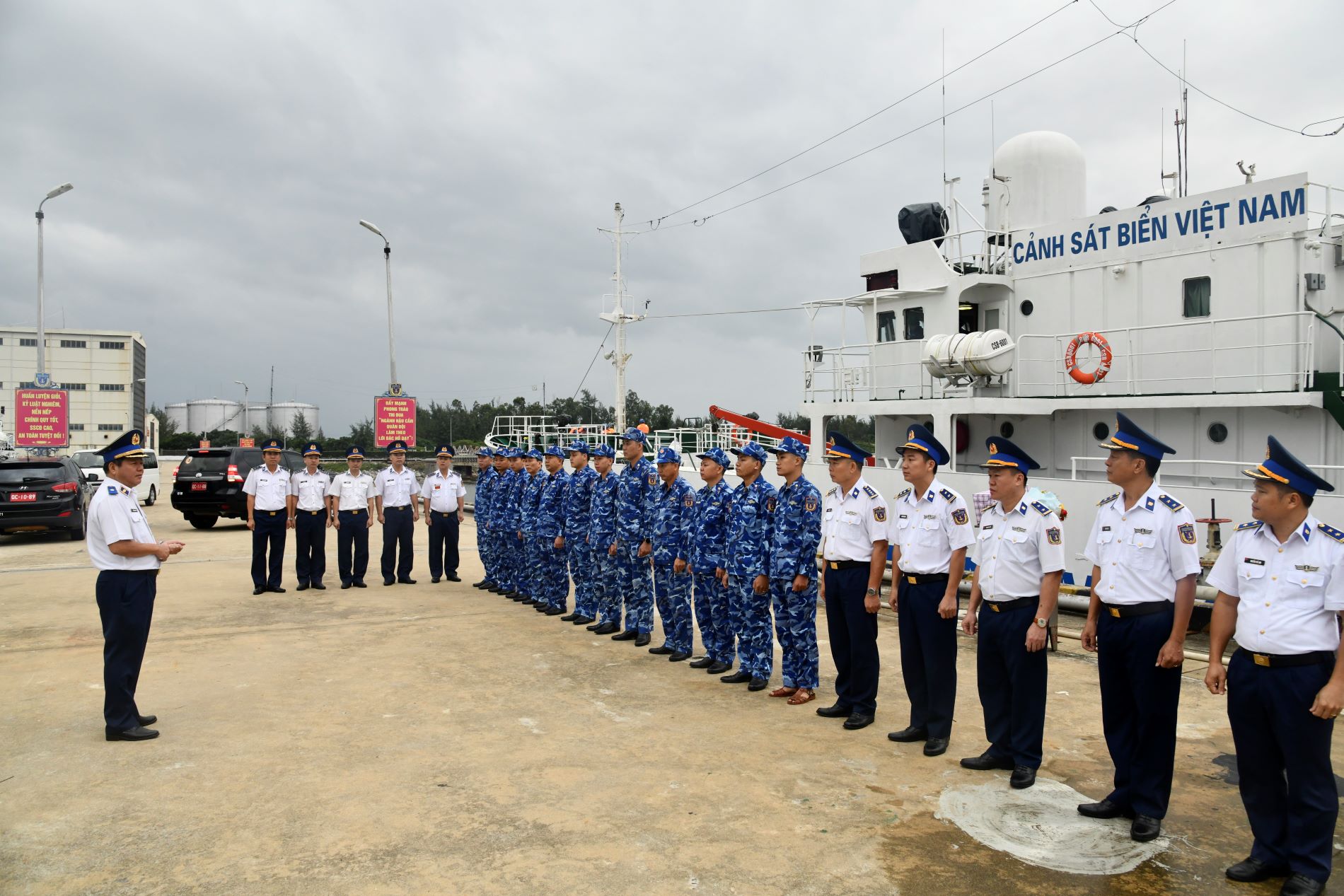 G&aacute;c lại niềm ri&ecirc;ng, những người l&iacute;nh c&ugrave;ng con t&agrave;u ra khơi- Ảnh 2.