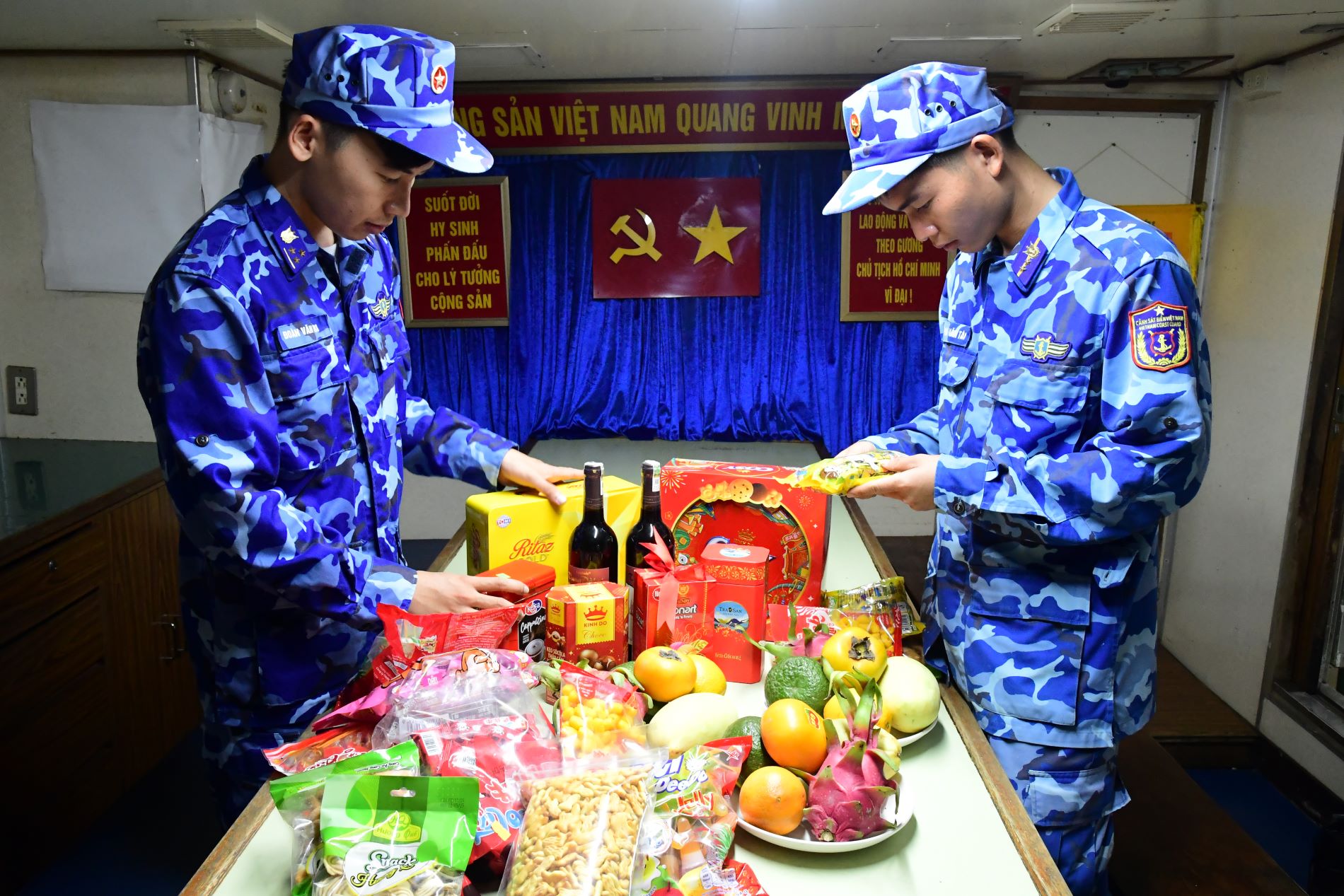 G&aacute;c lại niềm ri&ecirc;ng, những người l&iacute;nh c&ugrave;ng con t&agrave;u ra khơi- Ảnh 4.