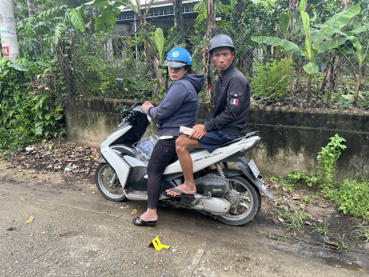 Đ&ocirc;i nam nữ thực hiện h&agrave;nh vi cướp giật t&agrave;i sản