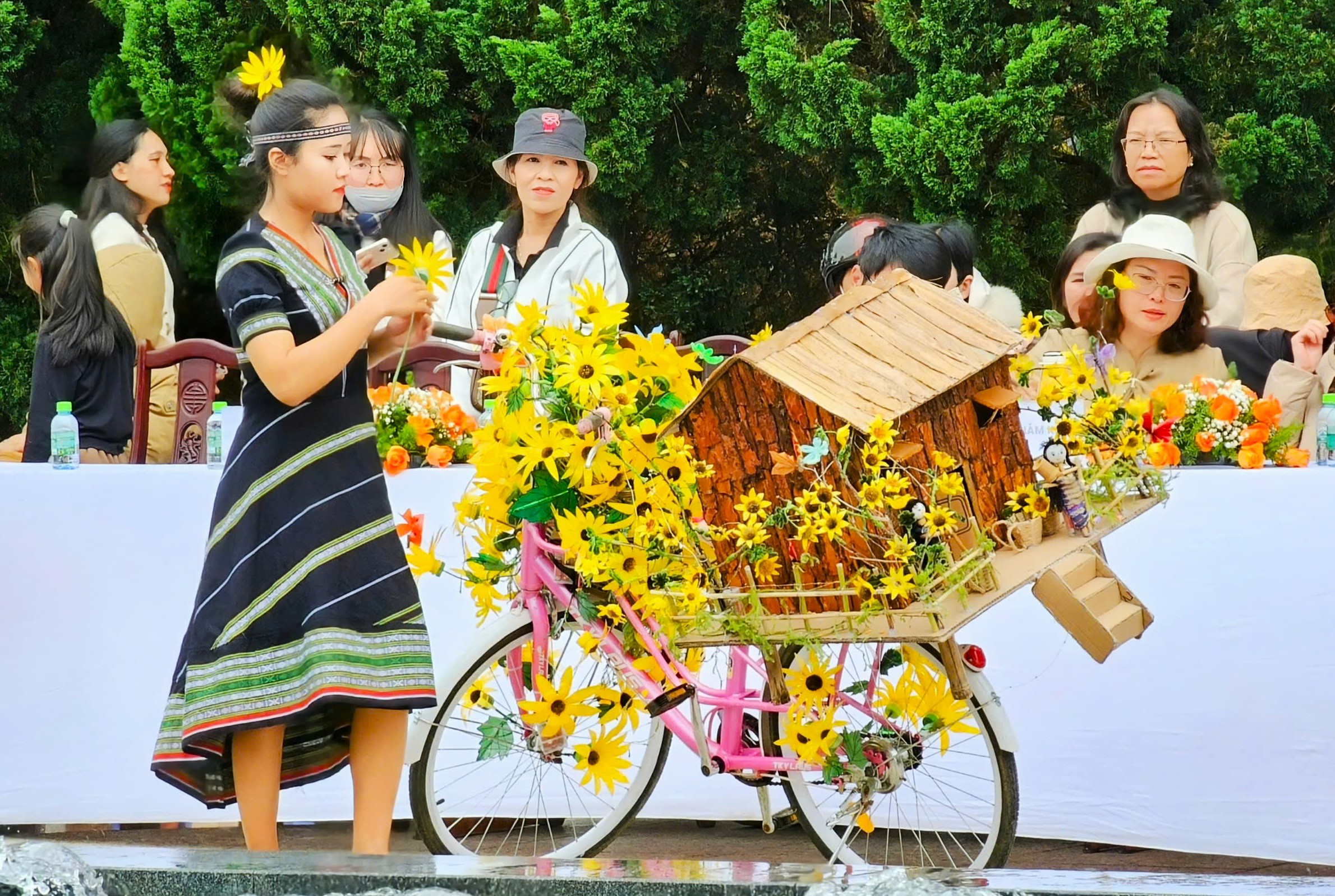 Lan tỏa tình yêu môi trường qua cuộc thi xe đạp hoa ở Đà Lạt- Ảnh 14.