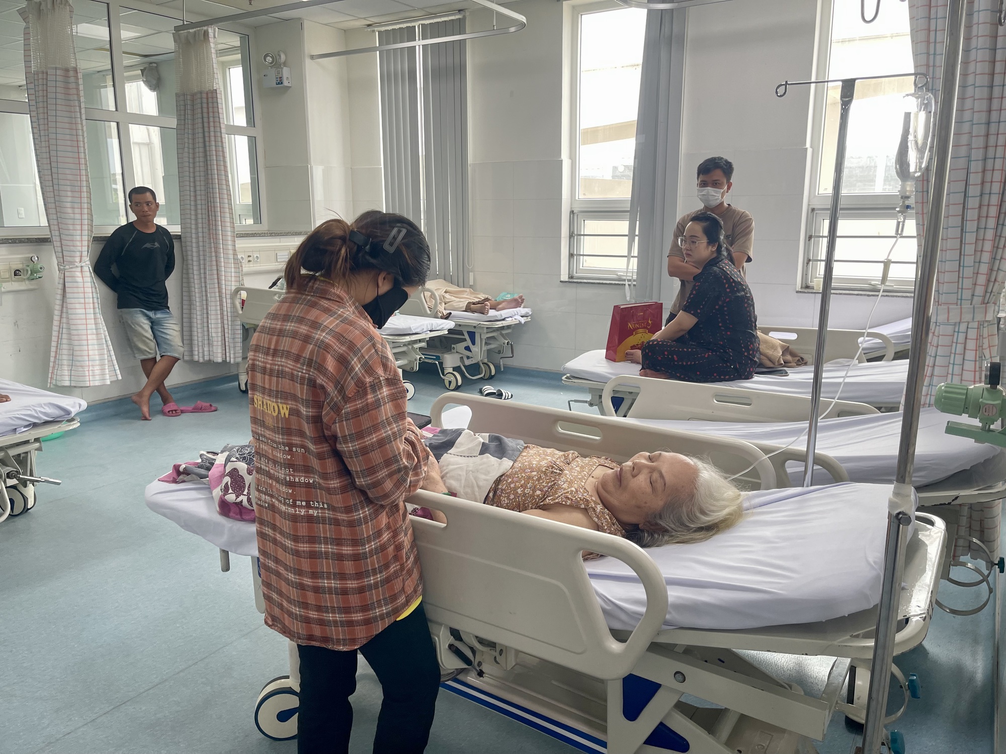 Vụ h&agrave;ng trăm người ngộ độc: B&aacute;nh m&igrave; - x&ocirc;i C&ocirc; Ba Bến Đ&igrave;nh phải chịu tr&aacute;ch nhiệm nhiều mặt - Ảnh 2.
