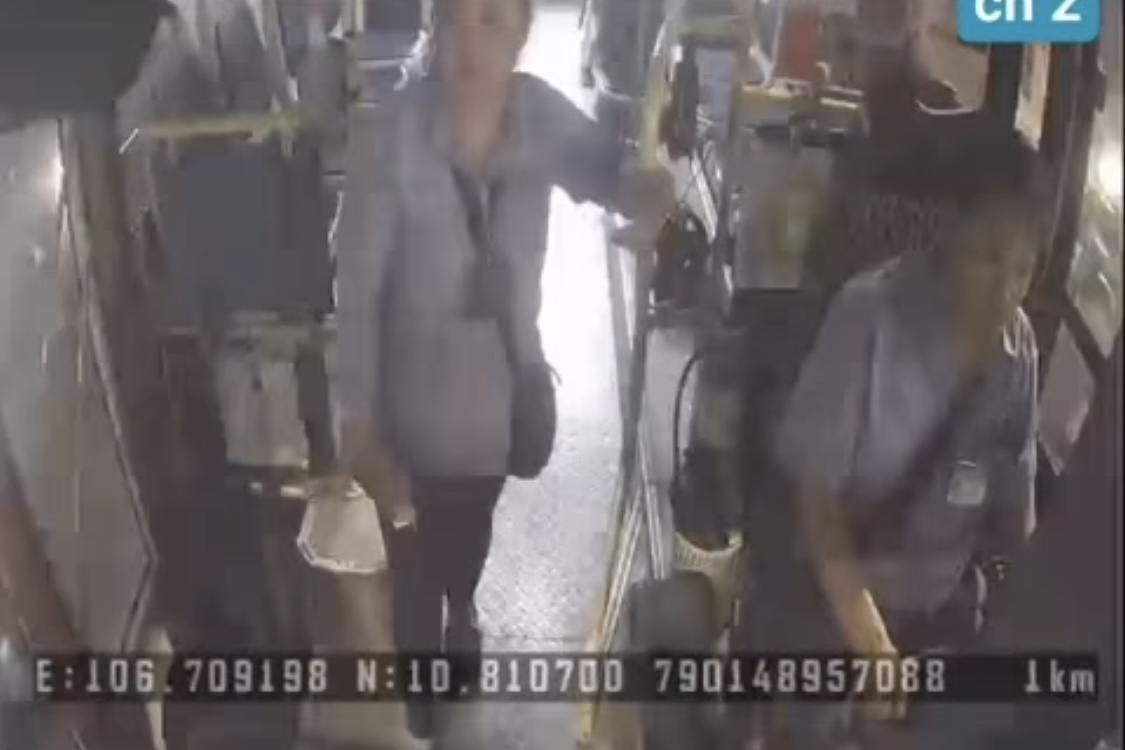 Mạng x&atilde; hội x&ocirc;n xao với clip t&agrave;i xế xe bu&yacute;t ở TP HCM ng&atilde; quỵ tr&ecirc;n v&ocirc; lăng- Ảnh 1.