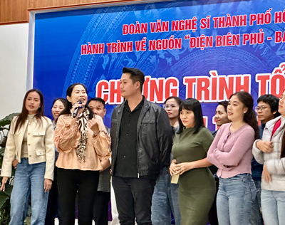 MC Quỳnh Hoa (cầm micro) c&ugrave;ng c&aacute;c văn nghệ sĩ tham gia chuyến về nguồn với chủ đề &ldquo;Điện Bi&ecirc;n Phủ - Bản h&ugrave;ng ca thế kỷ&rdquo; v&agrave;o th&aacute;ng 11-2024