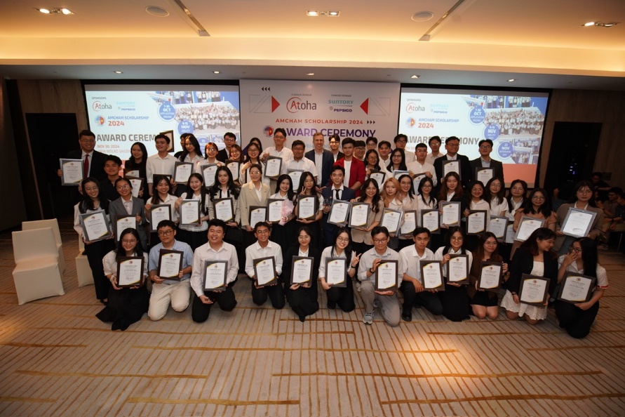 60 sinh vi&ecirc;n được nhận 900 triệu đồng học bổng AmCham 2024- Ảnh 1.