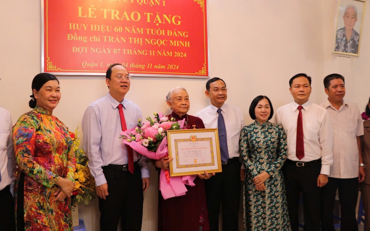 Ông Nguyễn Văn Chi nhận Huy hiệu 60 năm tuổi Đảng - Ảnh 2.