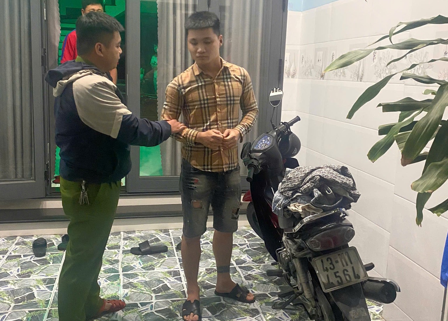Bắt giữ nam thanh ni&ecirc;n trộm nhẫn kim cương ở tiệm v&agrave;ng- Ảnh 1.
