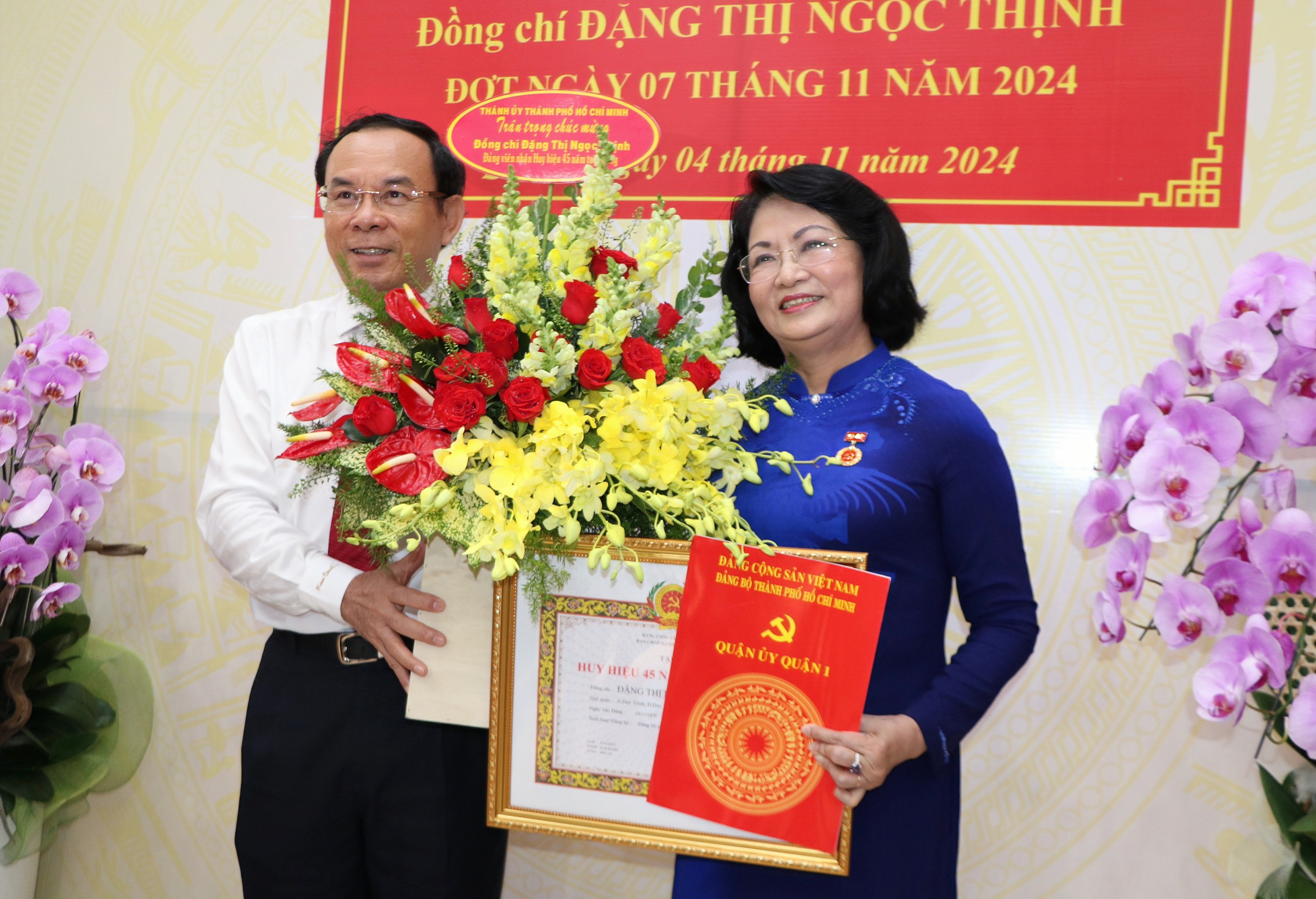 Nguy&ecirc;n Ph&oacute; Chủ tịch nước Đặng Thị Ngọc Thịnh nhận huy hiệu 45 năm tuổi Đảng- Ảnh 1.