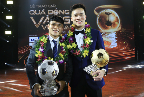 Nguyễn Ho&agrave;ng Đức (phải) Quả b&oacute;ng v&agrave;ng nam Việt Nam 2023 Ảnh: QUỐC AN