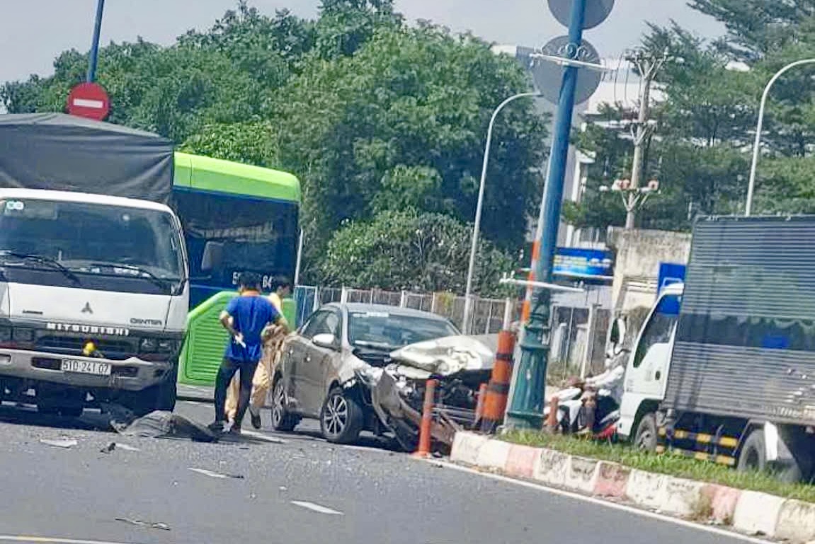 Taxi c&ocirc;ng nghệ bị hai xe tải t&ocirc;ng li&ecirc;n tiếp- Ảnh 1.