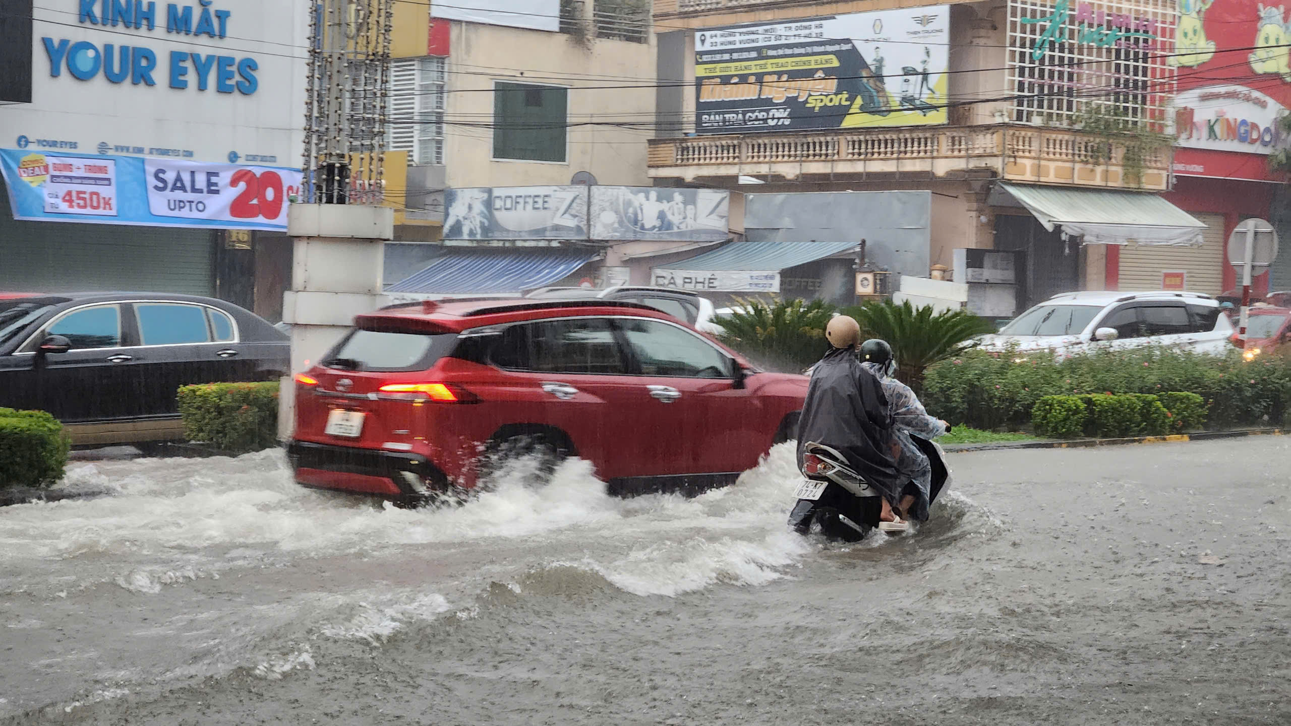 Mưa xối xả, nhiều tuyến đường bị ngập sâu ở Quảng Trị- Ảnh 4.