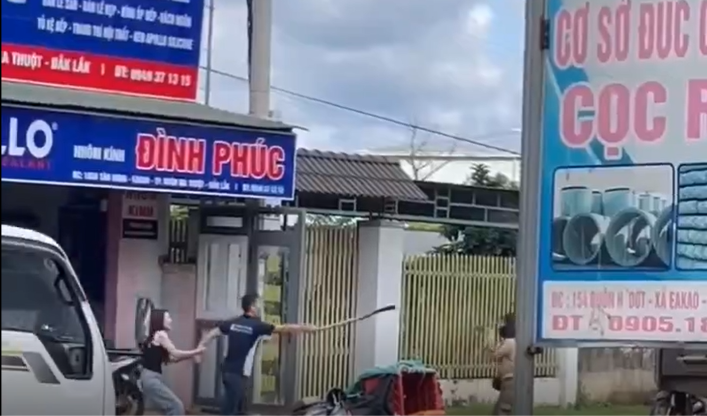 C&ocirc;ng an v&agrave;o cuộc vụ nữ shipper bị đ&aacute;nh bầm dập- Ảnh 1.