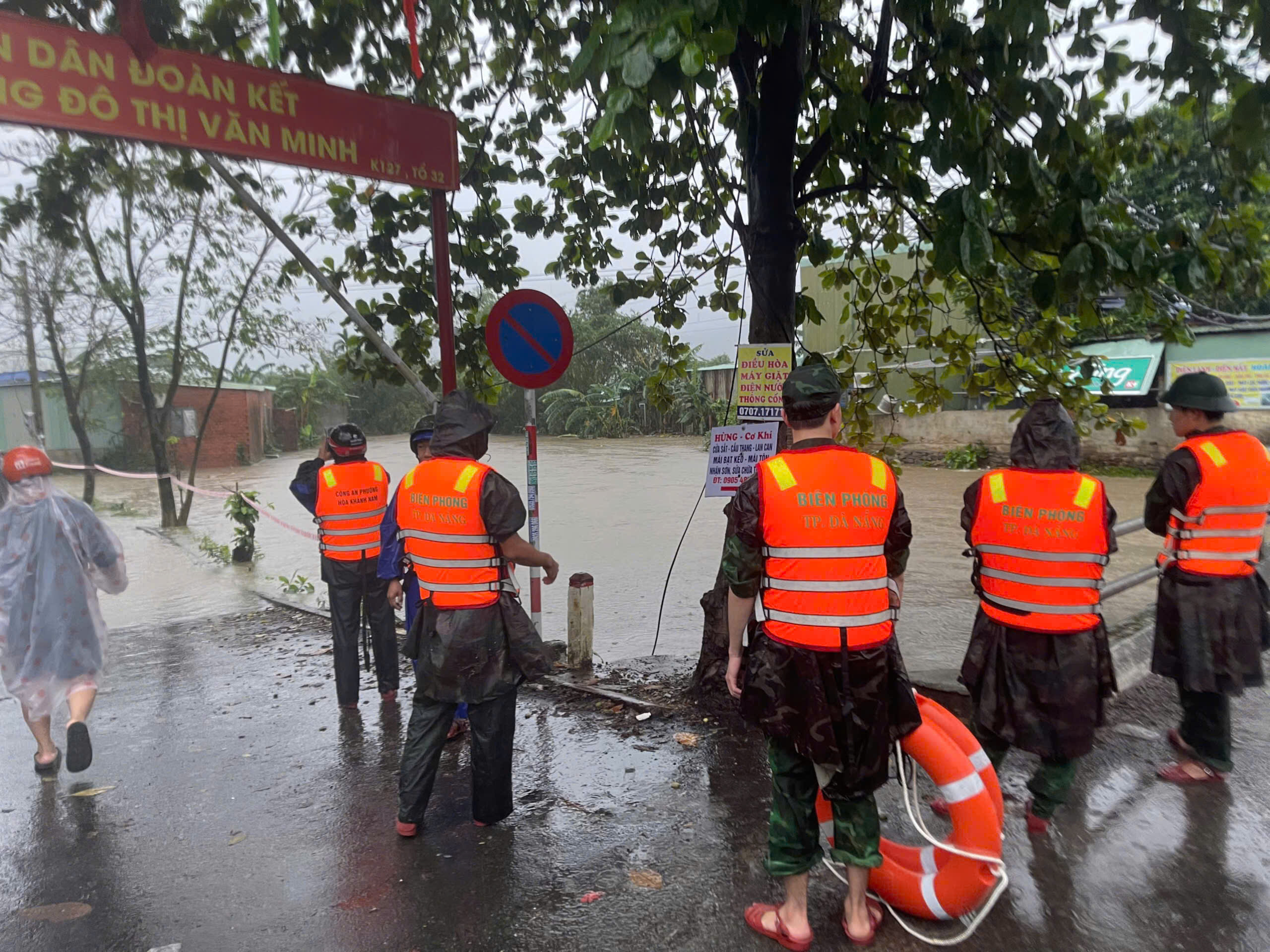 N&oacute;ng: Nước đổ như th&aacute;c, đ&aacute; rơi xuống đường tr&ecirc;n b&aacute;n đảo Sơn Tr&agrave;- Ảnh 1.