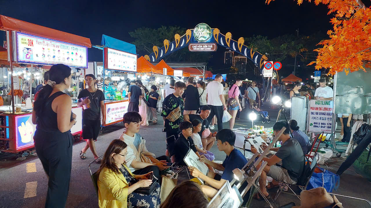 Chợ đ&ecirc;m Sơn Tr&agrave; chờ được "đại tu"- Ảnh 1.