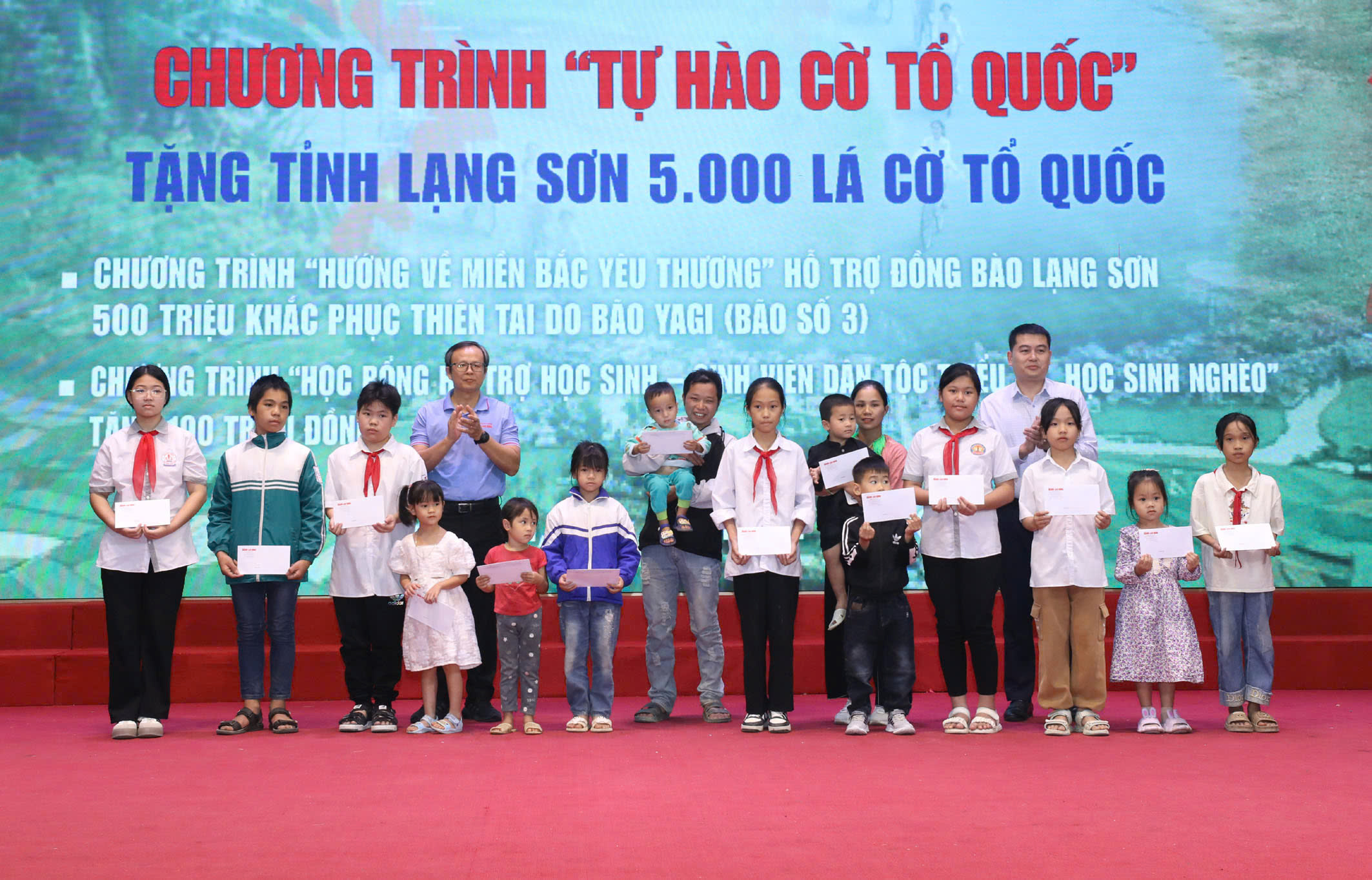Trao tặng 5.000 lá cờ Tổ quốc tại Lạng Sơn- Ảnh 12.