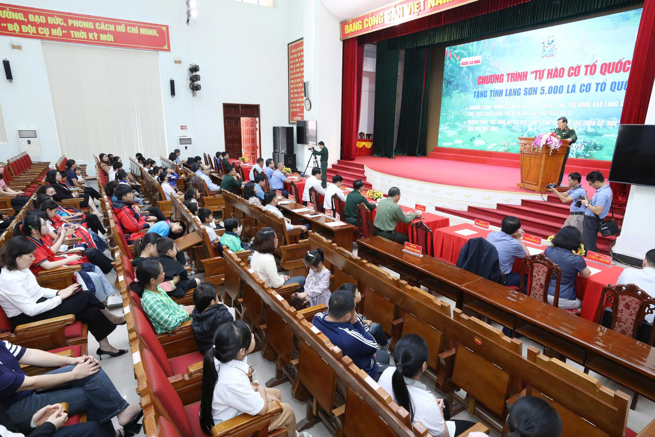 Trao tặng 5.000 lá cờ Tổ quốc tại Lạng Sơn- Ảnh 1.