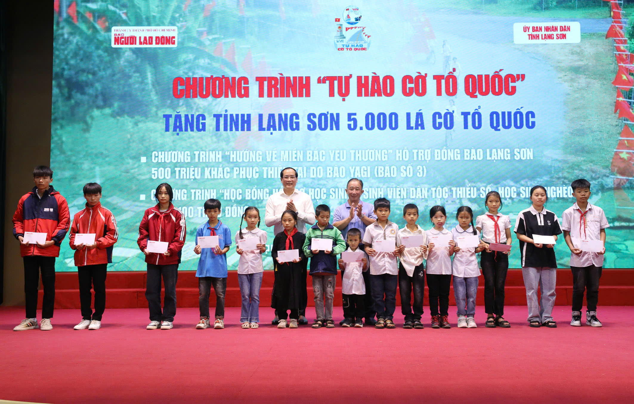 Trao tặng 5.000 lá cờ Tổ quốc tại Lạng Sơn- Ảnh 11.