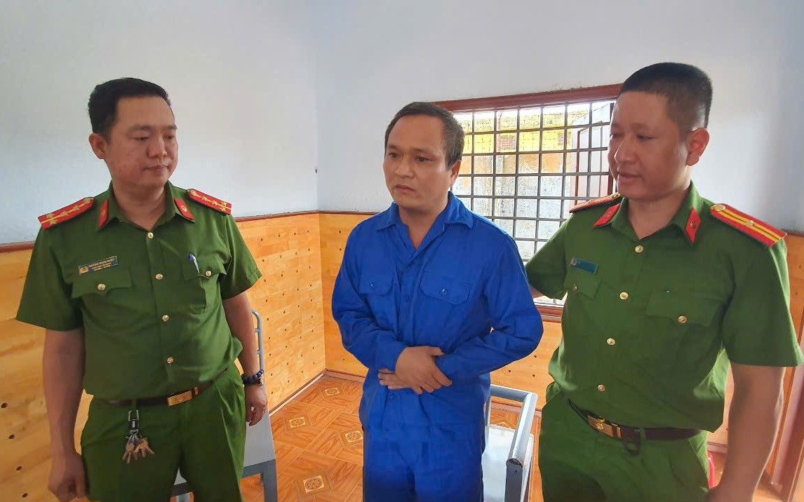Bám theo chiếc xe vừa rời ngân hàng để đập vỡ kính, lấy 
đi 630 triệu đồng