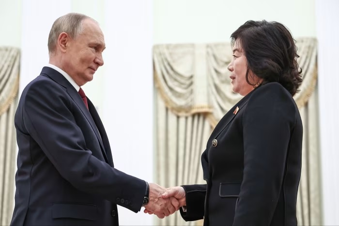 Tổng thống Nga Vladimir Putin gặp Bộ trưởng Ngoại giao Triều Ti&ecirc;n. Ảnh Sputnik.