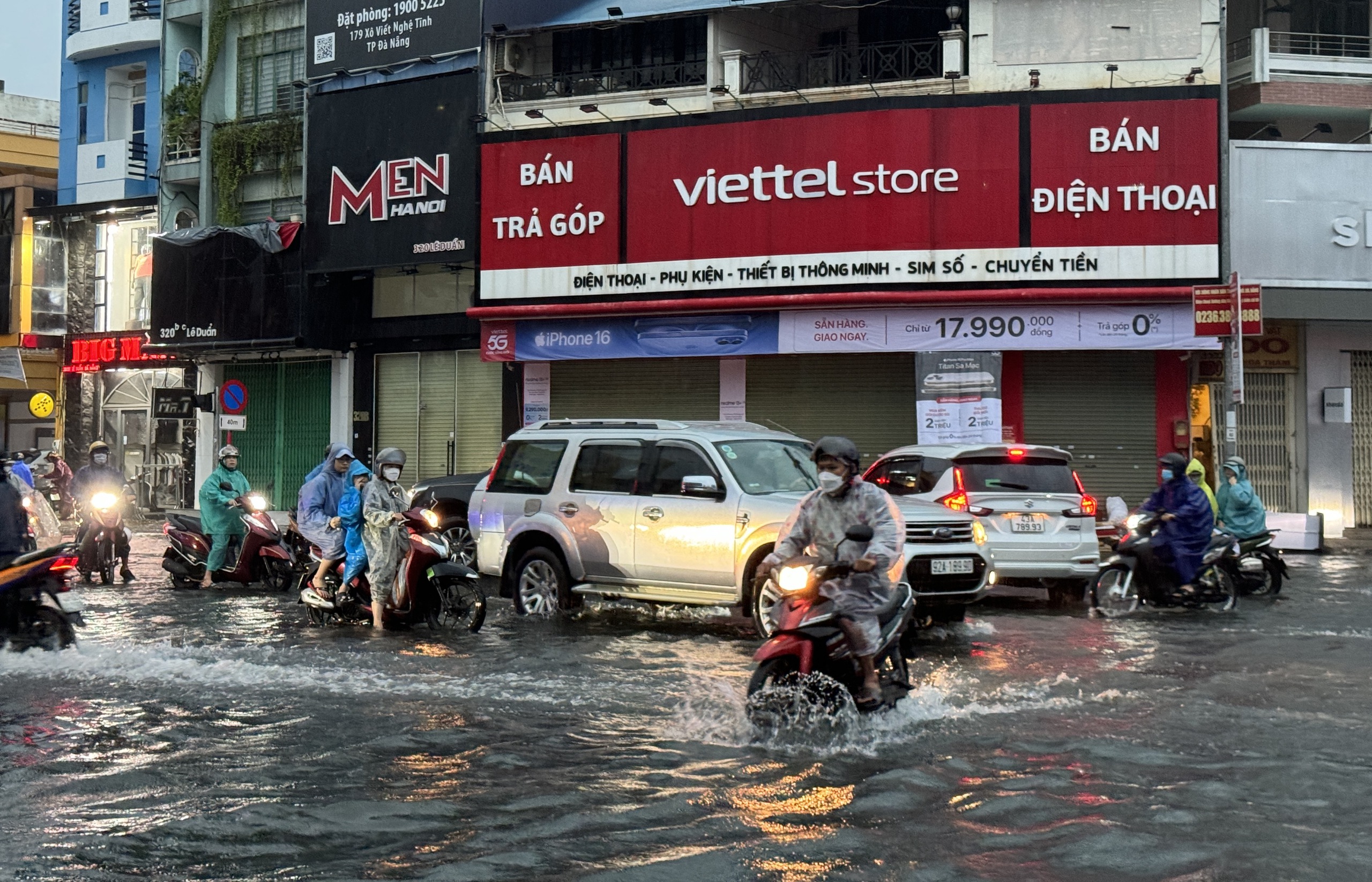 Người dân Đà Nẵng đang “lội nước” ở khắp các nẻo đường, nhiều trường thông báo nghỉ học - Ảnh 9.