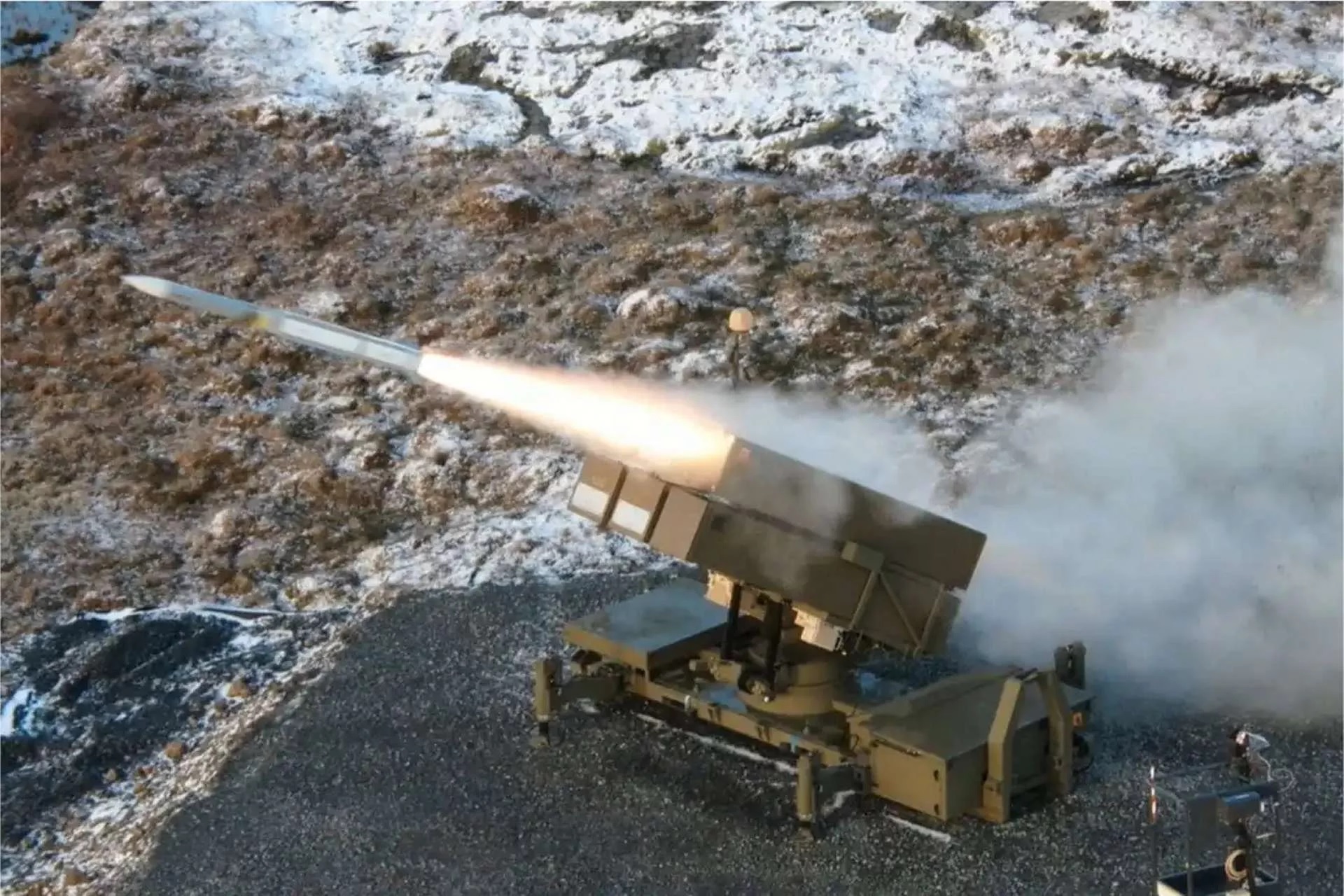NASAMS l&agrave; hệ thống ph&ograve;ng kh&ocirc;ng di động c&oacute; khả năng đ&aacute;nh chặn c&aacute;c mối đe dọa tr&ecirc;n kh&ocirc;ng tầm trung đến tầm xa. Ảnh: Bộ Quốc ph&ograve;ng Mỹ