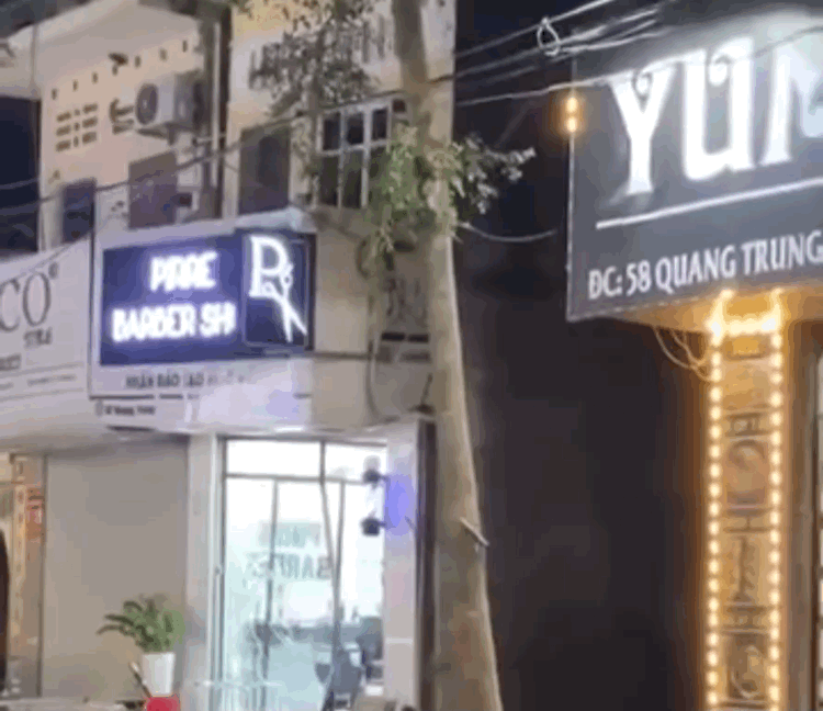 Đ&agrave;o m&oacute;ng x&acirc;y nh&agrave; l&agrave;m sập nh&agrave; h&agrave;ng x&oacute;m- Ảnh 1.